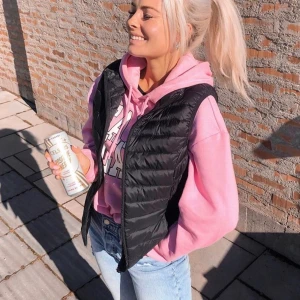Dunväst - Så snygg dunväst, perfekt nu till hösten. Passar storlek S-Xs och det får plats med en tjocktröja under!💕💕
