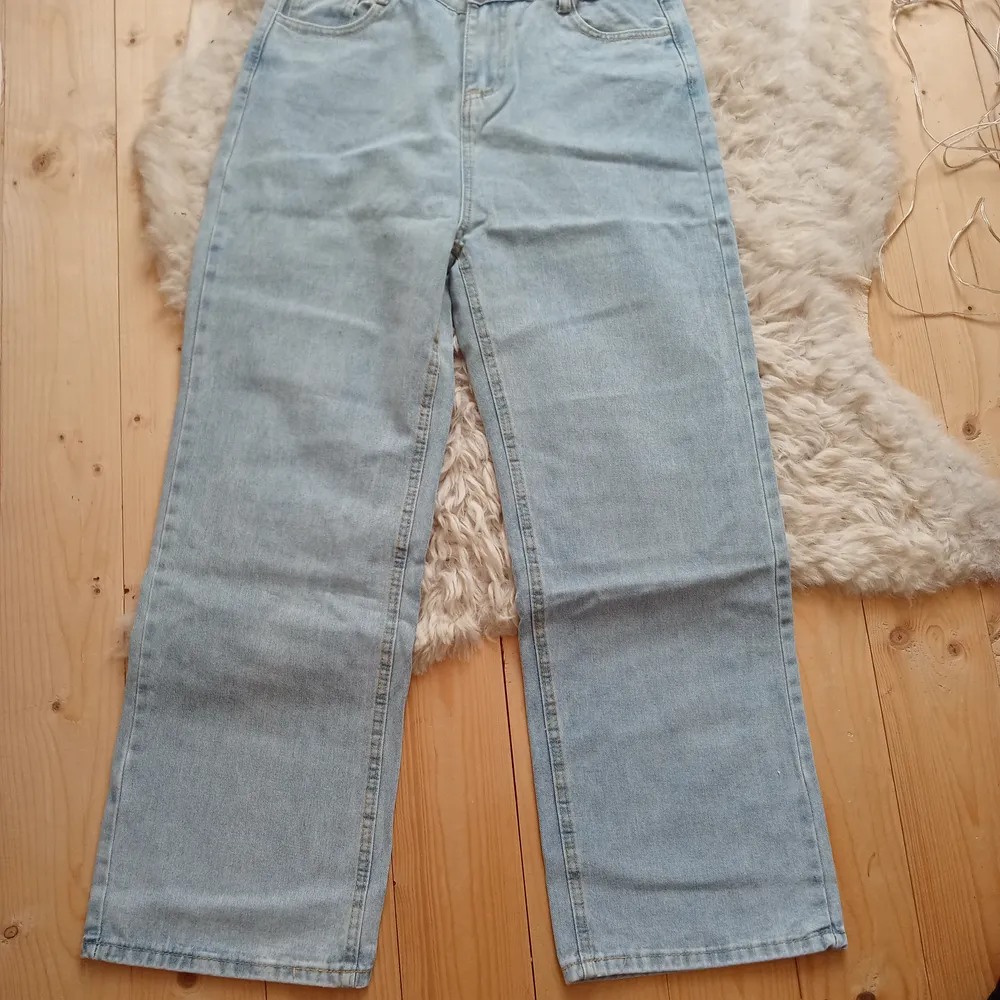 Säljer dessa splitternya jeansen från hemsidan Aromiya, de är storlek XL men är för korta i benen för mig (är 172) bra material, passar nog bra på en något kortare person. Har testat en gång annars helt oanvända.. Jeans & Byxor.