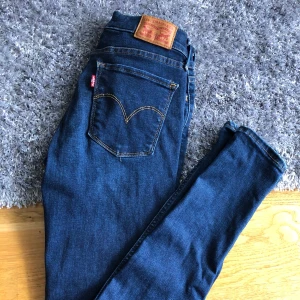 🍁Levi’s super skinny jeans - 🍁Levi’s super skinny jeans 🍁Storlek 26 🍁85% bomull, 9% polyester, 6% elastane  🍁Väldigt lite använda(2 gånger), som nya.  🍁350 kr 🧺Upptvättade med parfymerat tvättmedel 🚫Djurfritt och rökfritt hem 📬Kan skickas mot fraktkostnad    