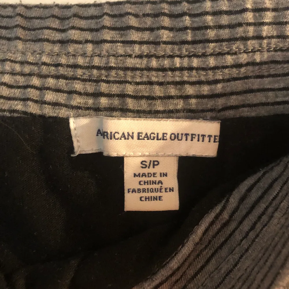 Snygg långkjol i grå randig mönster köpt på American Eagle i Usa i storlek S. Använd 1 gång innan. Rätt tjockt material :) Frakt tillkommer på 44kr:) . Kjolar.