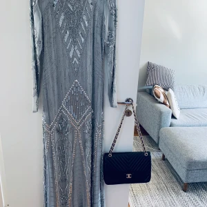 Balklänning från frock and frill.  - Helt magisk balklänning från frock and frill. Nypris 4800 :-. Använd en gång. Älskar den! Jag är 180 cm lång och väger cirka 64 kg och den sitter perfekt. 