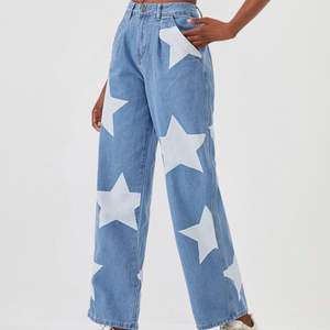 Säljer dessa balla jeans med stjärnor! Bara testade, men inte riktigt min stil och behöver pengar 🤩💓 Möts upp i Stockholm eller så står köparen för frakt 🥰