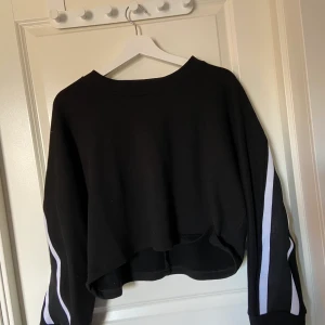 Svart tröja strl s - Använd max 5 gånger. Fin i tyget och inga fläckar.