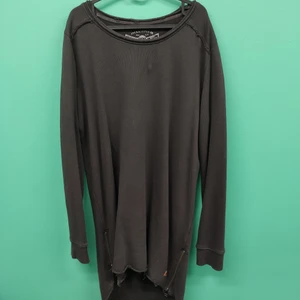 Lång tröja från Jack n Jones. - Inköpt på Jack n Jones. Säljer eftersom jag inte använder den längre.