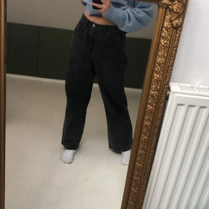 Coola jeans - Ett par jeans som inte längre kommer till användning, de fungerar som lågmidjade på mig som är S/M och är då lite ”baggy”. Färgen speglas relativt rättvist på bilderna, de är mörkt gråa. Fraktar eller möts upp i stockholm🤠 Org. pris 400 kr