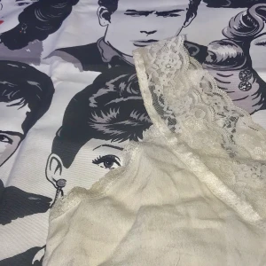 Gulligt linne  - Super fint linne som man enkelt kan styla för en najs look! Frakten är inräknat i priset😊 Har du några frågor, hör av dig 🥰🥰