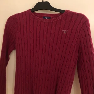 Kavelstickad tröja från Gant  - Tröja från Gant i stolek 158/164 dvs XS aldrig använd, köpt för 1199kr säljs för 200kr💕