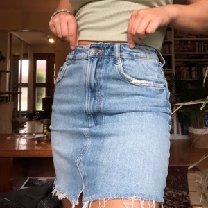 Jeanskjol - Jeanskjol, lite sliten. Fickor både fram och bak. Säljs pga att den är för liten. Knappt använd, fint skick. 