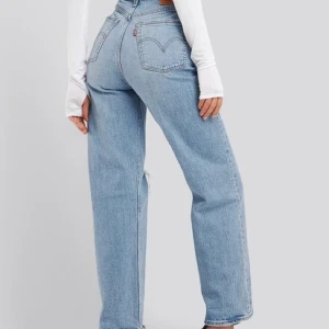 Levis ribcage straight ankle - Säljer mina Levis ribcage straight ankle då jag inte använder de längre✨ Jeansen är i bra skick men har en liten fläck på låret (bild 3) Nyköppta för 1200kr✨