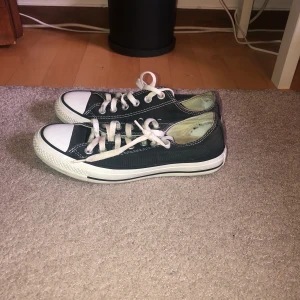 Svarta låga converse  - Svarta låga converse. Lite missfärgade pga gjort rent flertal gånger, men verkligen ingenting som märks. Skickar gladeligen fler bilder. Meet up i Sthlm eller fraktas som köparen står för! 