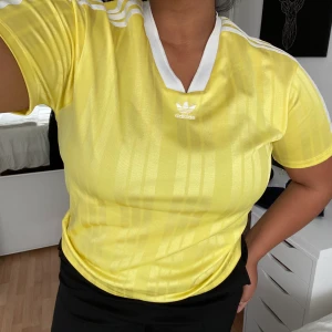 Adidas t-shirt - En lite snyggare gul adidas t-shirt med vita detaljer i 100% polyester! Storlek S men passar oxå M då den är lite oversized. 200kr inkl frakt🥰 buda i kommnterarena eller skicka privat🌟