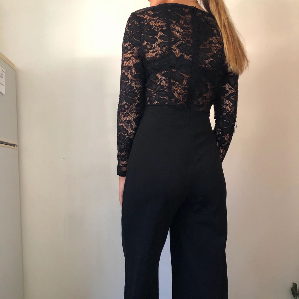 Säljer denna jättefina jumpsuit då den inte kommer till användning. Den är i stretchigt material och passar mig bra (jag har alltid S). Använd endast 1 gång 🌸. Jeans & Byxor.