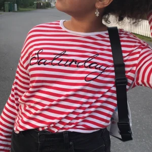 Randig tröja - Säljer denna röd randiga tröjan med texten ”saturday” på, den har även några stjärnor längst ut på armarna! Mitt pris: 20kr + frakt 💕✨ (skriv för fler bilder)