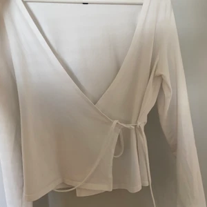 Fin omlottblus - Omlott från bubbelroom. Fin passform och går att få tight eller lösare med hjälp av banden! Frakt är inkluderat i priset med frimärken. 