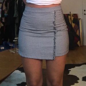 Hundtandsmönstrad minikjol från PULL&BEAR - Denna minikjol är såå söt och passar till det mesta! Strl M men är relativt liten i storleken (sitter någorlunda tajt på mig numera)✨✨✨ Ett klassiskt mönster som aldrig går ur tiden också! Jättefint skick, som ny! Möts upp i Stockholm eller så betalar köparen fraktkostnad! ⭐️ (den har en pytteliten fläck  på sidan som knappt syns, se bild 3)