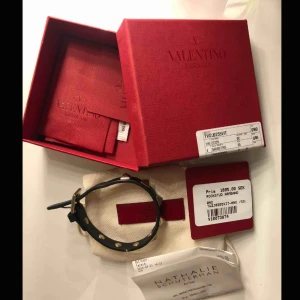  - Säljer mitt så fina valentino armband. Använt relativt mycket men absolut ingenting som syns. Som nytt och tagit hand om det super bra! Fick det i present men har tyvärr tröttnat lite på det och vill köpa ett annat armband!