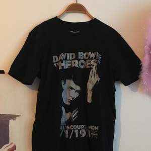 Svart David Bowie tröja super fin men kommer inte till användning