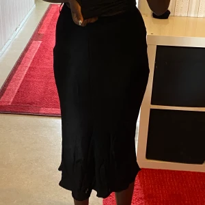 Svart Satinkjol från Zara - Använd ett par gånger.köparen står för frakt [Frakt 42kr]