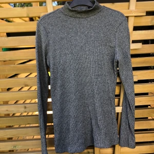 Gråmelerad tröja - Lager 157 - Gråmelerad tröja från Lager 157 i stretch, passar S-L. Frakt ingår! 