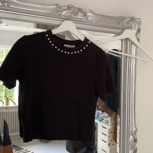 Zara topp med pärlor - Zara topp med pärlor runt kragen. Så så söt 🌸✨🌸stl xs