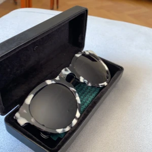 Solglasögon från Nividas - Svart/vit fläckiga solglasögon ifrån märket Nivadas. Modellen heter ”Stockholm black & white” och nypris är 1000kr. Fodral, tvättduk och påse för solglasögonen igår. 