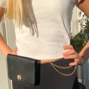 Skärp/magväska - Svart och guldig Skärp/magväska. 30kr+ frakt, först i kvarn eller högsta bud. 