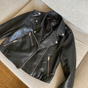 Skinnjacka  - Skinnjacka från Pull&bear storlek M, skärpet saknas. 250kr + frakt