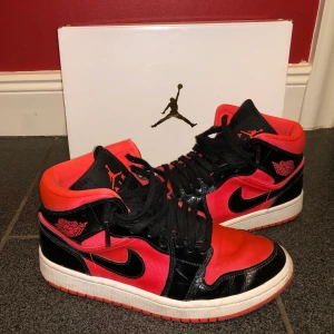 Jordans mid - Köpta för 1500 från JDsports, säljer de för tillräcklig bra bud, det är bara att buda på