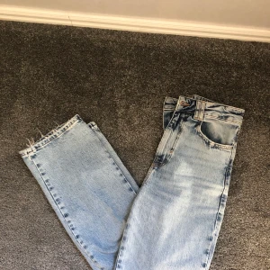 Raka ljusblåa jeans från zara - Ljusblåa jeans från zara. Inga defekter så ser ut som nya. 60kr frakt tillkommer 