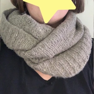 Halsduk - Tibhalsduk från Cubus med paljetter. 