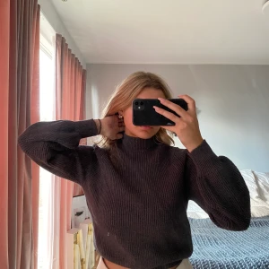 Stickad Tröja  - Säljer min fina gråa stickade tröja ifrån zara med högre krage! så skön och sticks inte alls!!💕 Nästan aldrig använd! Strl M