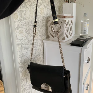 GUESS väska  - Sjukt snygg och unik väska från Guess (självklart äkta). Nypris var runt 1300kr men säljer för 500kr🛍🛍 Har jättebra förvaring, två stycken fack och några innerfack med dragkedjor. Kedjan går att göra längre/kortare 🥰