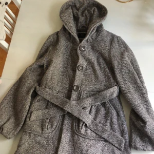 Jacka från VILA  - Storlek S. Supersnygg och användbar höst- vinter- vårjacka. Använd men i gott skick! Priset är plus eventuell frakt. 