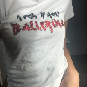 En vit T-shirt med tryck - En både snygg och cool t-shirt med ett snyggt tryck!💗