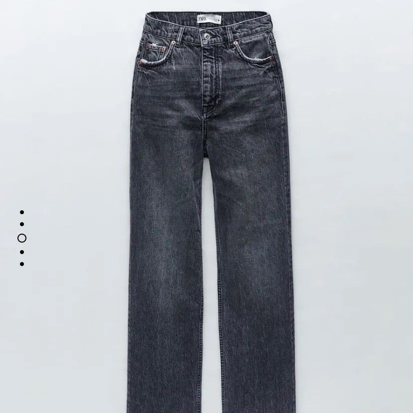 Säljer dessa super snygga raka jeans från zara som är super snygga!💞 har klippt lite i dem men dem passar mig som är 165cm. Högsta bud: 350kr. Jeans & Byxor.