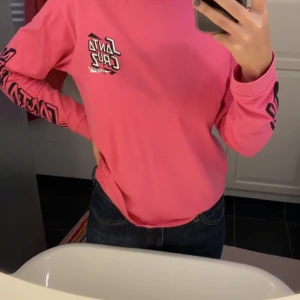 Santa cruz tröja - Santa cruz tröja med coolt tryck på ryggen och båda ärmarna 