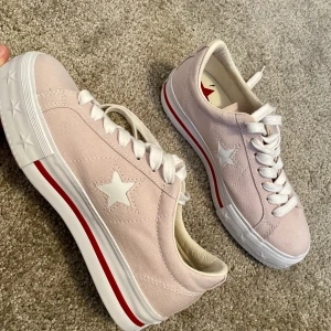 Converse  - Säljer ett par ljusrosa CONVERSE one star skor i storlek 38✨använda två gånger och dom är i mycket bra skick! säljer pga att dom är för stora, priset är 400kr, köpare står för frakt (priset kan diskuteras)✨ skriv för fler bilder på skorna! 