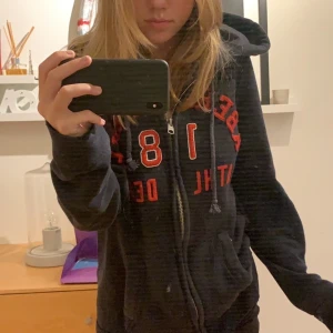 Oversize tröja/hoddie - En jätte mysig och skön oversized hoddie/ tröja som knappt är använd från abercrombie & fitch pris kan diskuteras storlek s men är större i verkligheten så skulle säga L