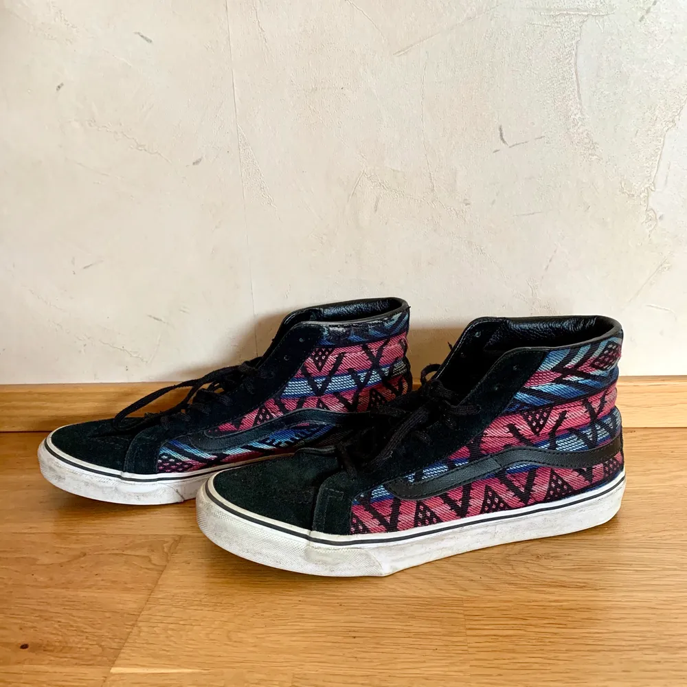 Ett par ur gulliga Vans. Lite slitna men annars i bra skick💞🖤   st 43 , pris kan diskuteras, köpare står för eventuell frakt. Skor.