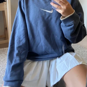 NIKE Sweatshirt S  - Vintage Nike Sweatshirt i bra skick! Budgivning sker i kommentarerna. Du höjer med 10 kr för varje bud! Köparen står för frakten. Högsta bud på söndag kl 12:00 (dagtid) vinner! 💗🚚💗 ps. fläcken är på spegeln inte tröjan 😜
