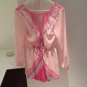  - Byxdress med öppen rygg från saboskirt.
Jättebra skick!

Frakt tillkommer eller hämtas i Vasastan.