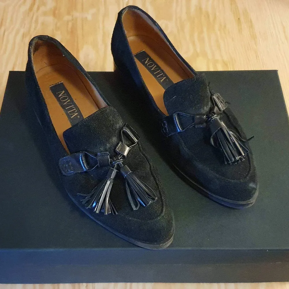 Loafers i mocka, storlek 38, vintage mycket fint skick. Kan mötas i stockholm annars tillkommer frakt 79:-. Skor.