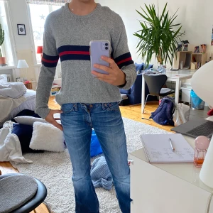 Brandy melville stickad tröja - Supermysig tröja från Brandy Melville, perfekt nu till hösten. Köpt för några år sedan men i gott skick. One size men skulle säga en oversized S. Skriv för fler bilder. 💞💞 Köparen står för frakten!