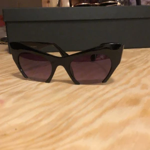 Solglasögon - Mycket gott skick, kan ses i Stockholm annars  tillkommer frakt på 22:-