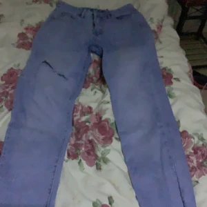 Mom Jeans  - Mycket fina och populära mom jeansen från shien! Aldrig använda pga att dom är för korta för mig i benen (är lång). Inga anmärkningar alls och mycket fint skick. Priset kan sänkas.