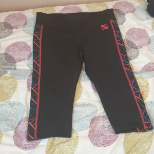 Träningsbyxa - Tränningsbyxa kommer presic till knäna mycket lätta att röra sig i.