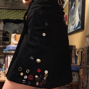 Desigual kjol strl 34  - Svart kjol med knappar och coola detaljer❣️ köpt secondhand, Använd en gång. (Frakt ingår ej)