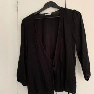 Svart gullig topp - Knyts nedtill! Nästan oanvänd 