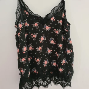 Blommigt linne  - Blommigt linne från H&M i storlek 32. Frakten betalas av köparen.