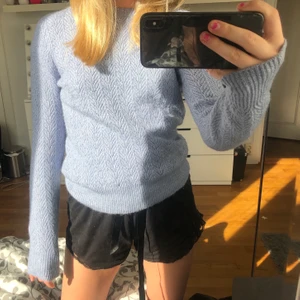 Glittrig stickad tröja mango - Fin stickad glittrig tröja från mango som jag köpte förra vintern. Fint skick, några trådar som sticker ut på framsidan men inget märkvärdigt. Priset är diskuterbart. Köparen betalar för frakt.